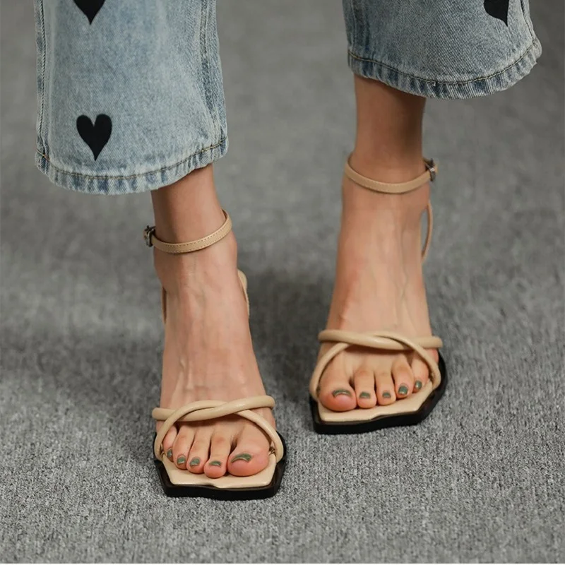 

Женские летние сандалии во французском стиле, простой дизайн, из натуральной кожи, на тонком каблуке 7,5 см.