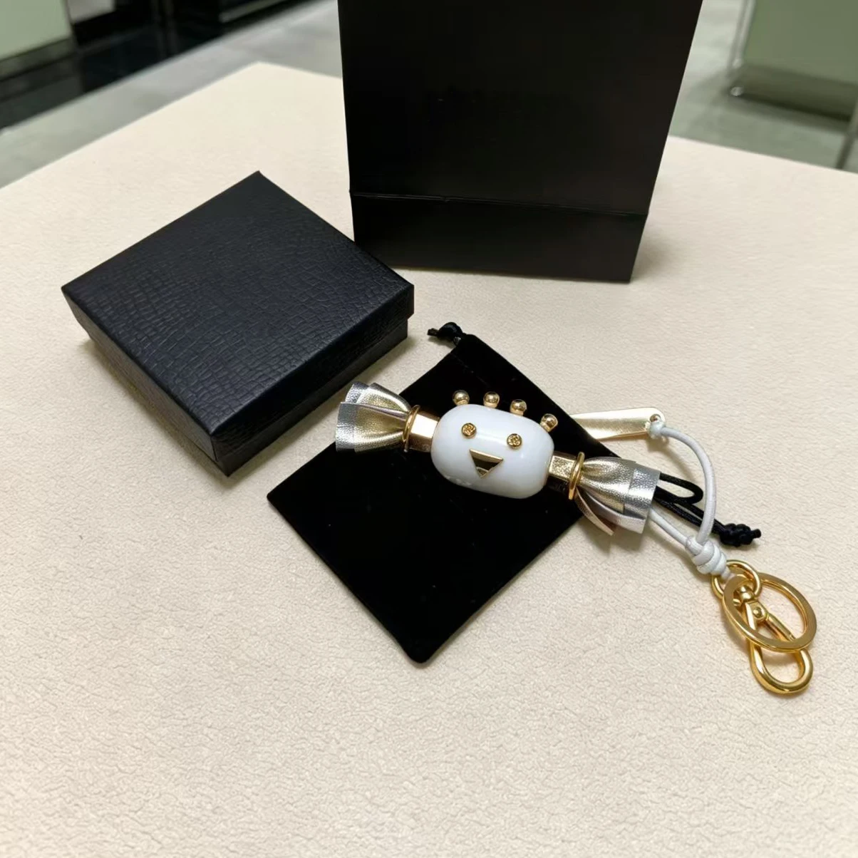 Elegant-charme-de-sac-en-cuir-Emaille-design-minimaliste-de-luxe-sensation-haut-de-gamme-accessoire-de-mode-pendentif-pour-sacs-a-main