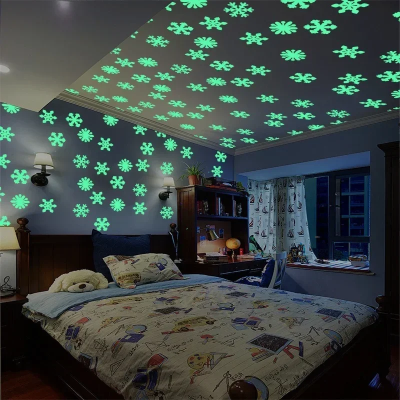 50Pcs/bag Luminous Snowflake Wall Stickers Glow In The Dark Decal for Kids Baby Rooms Bedroom Christmas Home Decoration Navidad