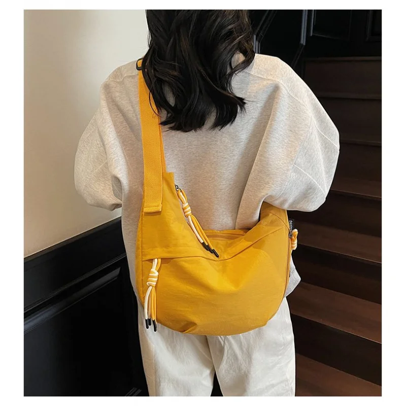 

Классическая минималистичная уникальная сумка через плечо для женщин, элегантный кожаный дизайн, повседневная сумка с буквенным логотипом, элитная для повседневного отдыха