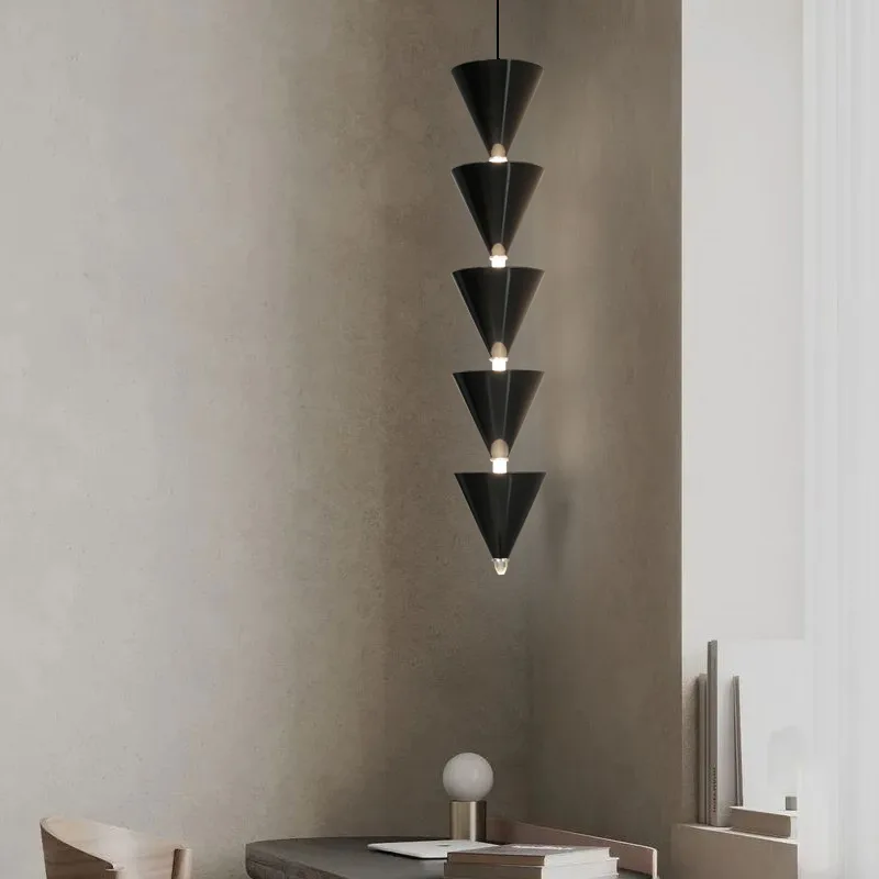 Slaapkamer nachtkastje zandtrechter kroonluchter hoorn gepersonaliseerde studie ontwerp achtergrond muur sfeer woonkamer kroonluchter