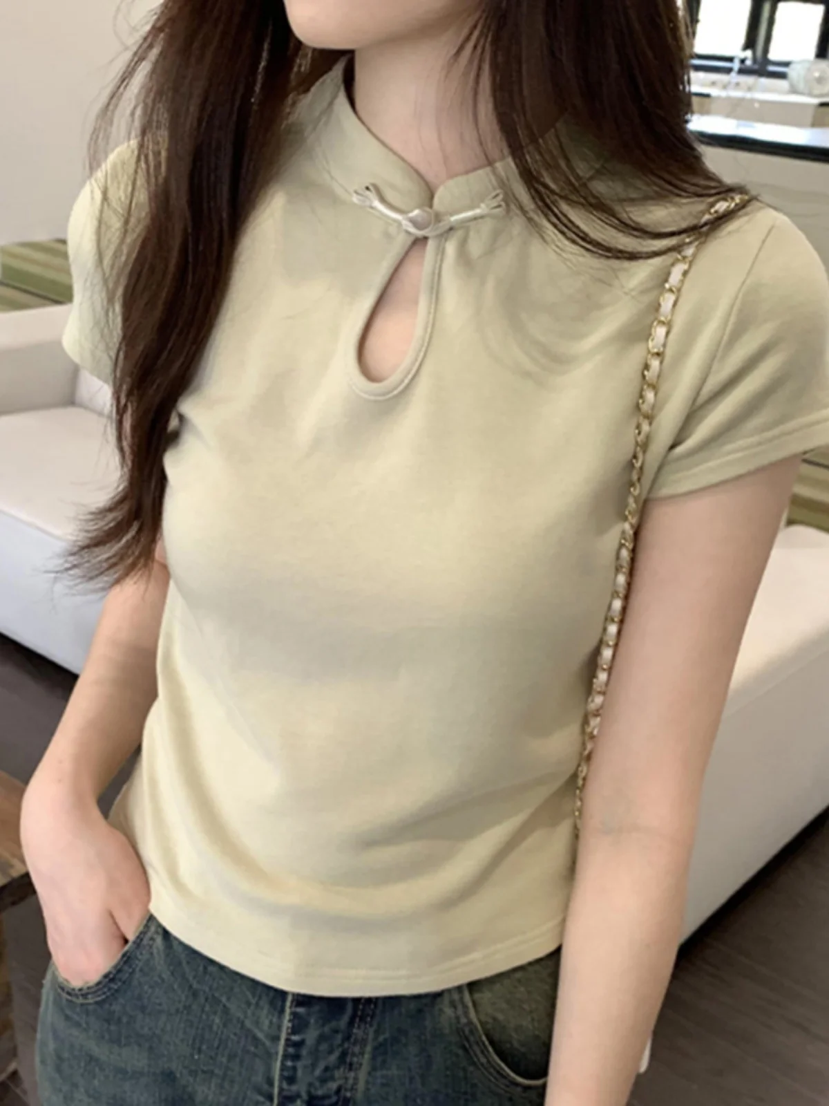 

Новая китайская женская футболка с коротким рукавом, приталенная, модная, с воротником-стойкой, с вырезами, летняя коллекция 2024, в винтажном стиле