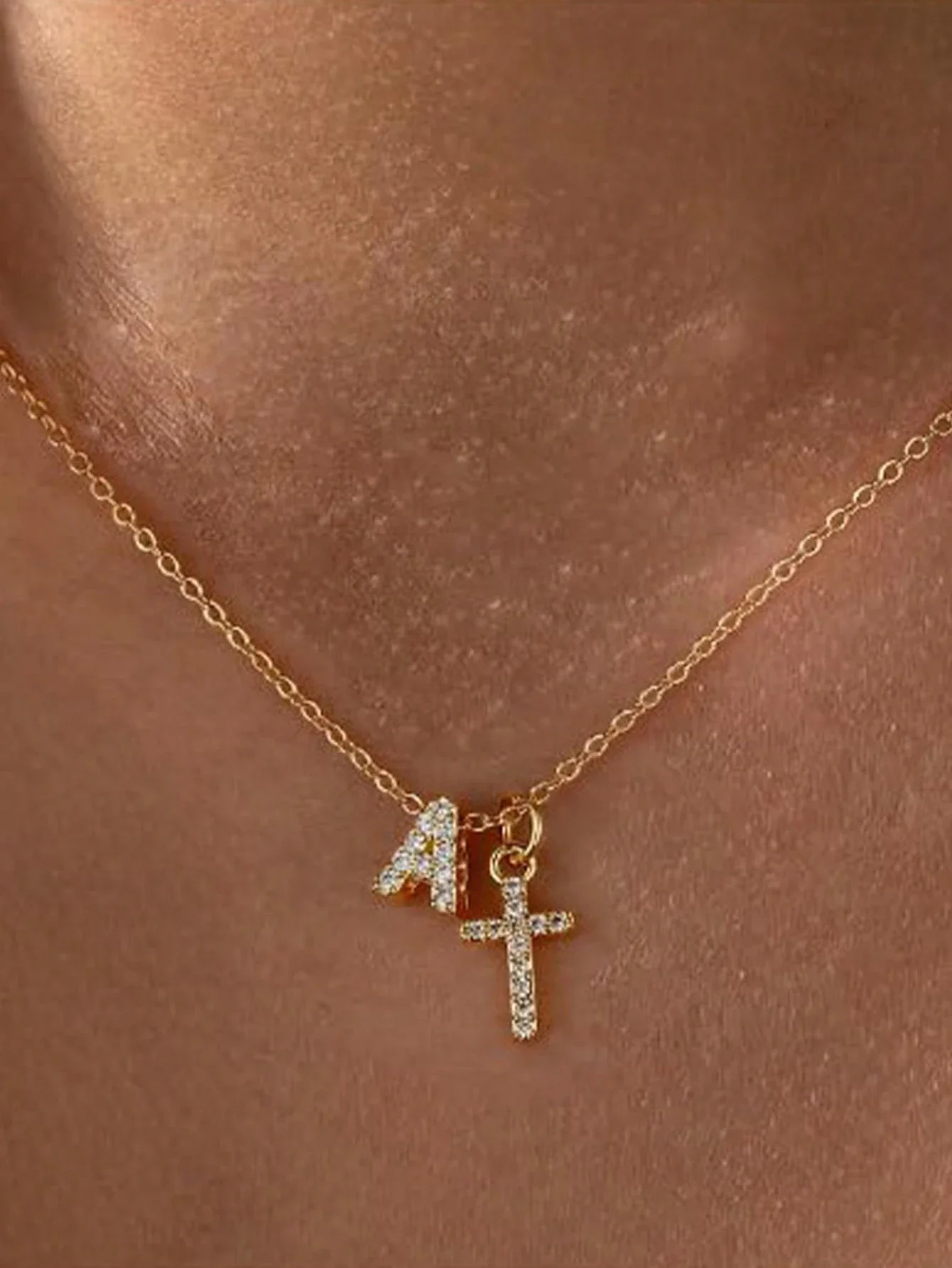 

Золотистое ожерелье с подвеской в виде креста и буквы для женщин, для повседневной носки