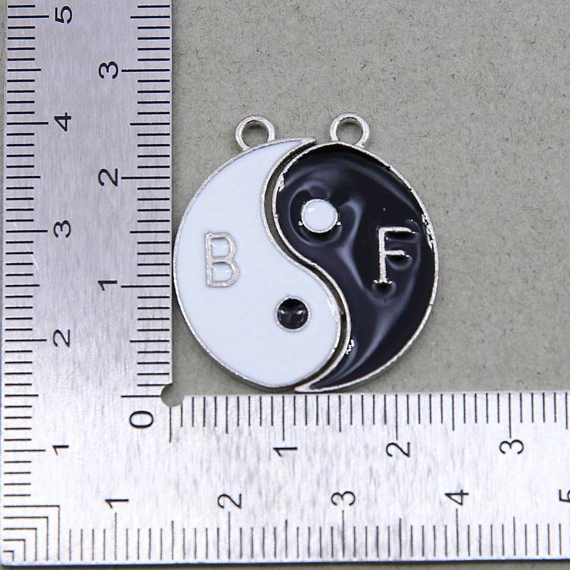 50pcs Black and white Kongfu Tai Chi BFF Couples Half Yin and Yang Charms Pendants for Bracelets Necklaces DIY Jewelry Making