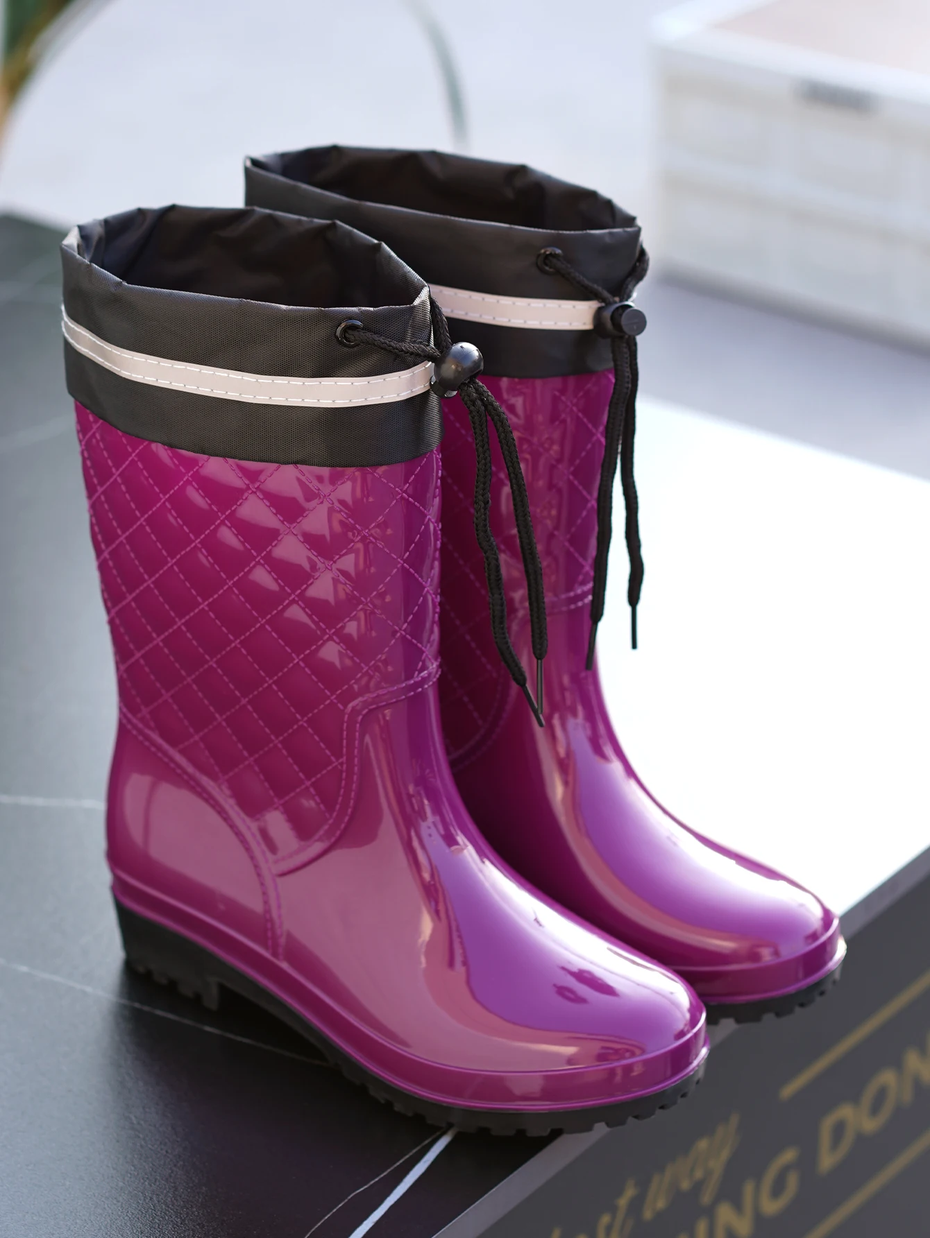 Minimalistische Outdoor-Arbeitsküche Rutschfeste Wasserdichte Kordelzug-Stiefel mit Trommelmund für Alle Jahreszeiten Universelle Damen-Regenstiefel – Detail 4
