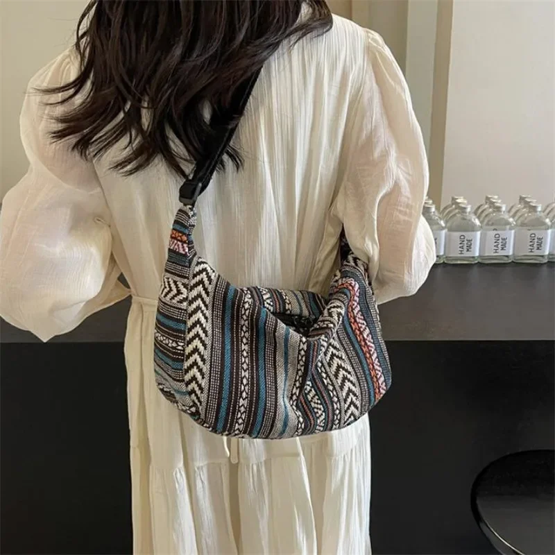 Gestreiftes Muster, Umhängetasche im Tribal-Stil, faltbare Umhängetasche mit Reißverschluss, handwaschbares, lackiertes Futter mit Flaggenmotiv – Detail 10