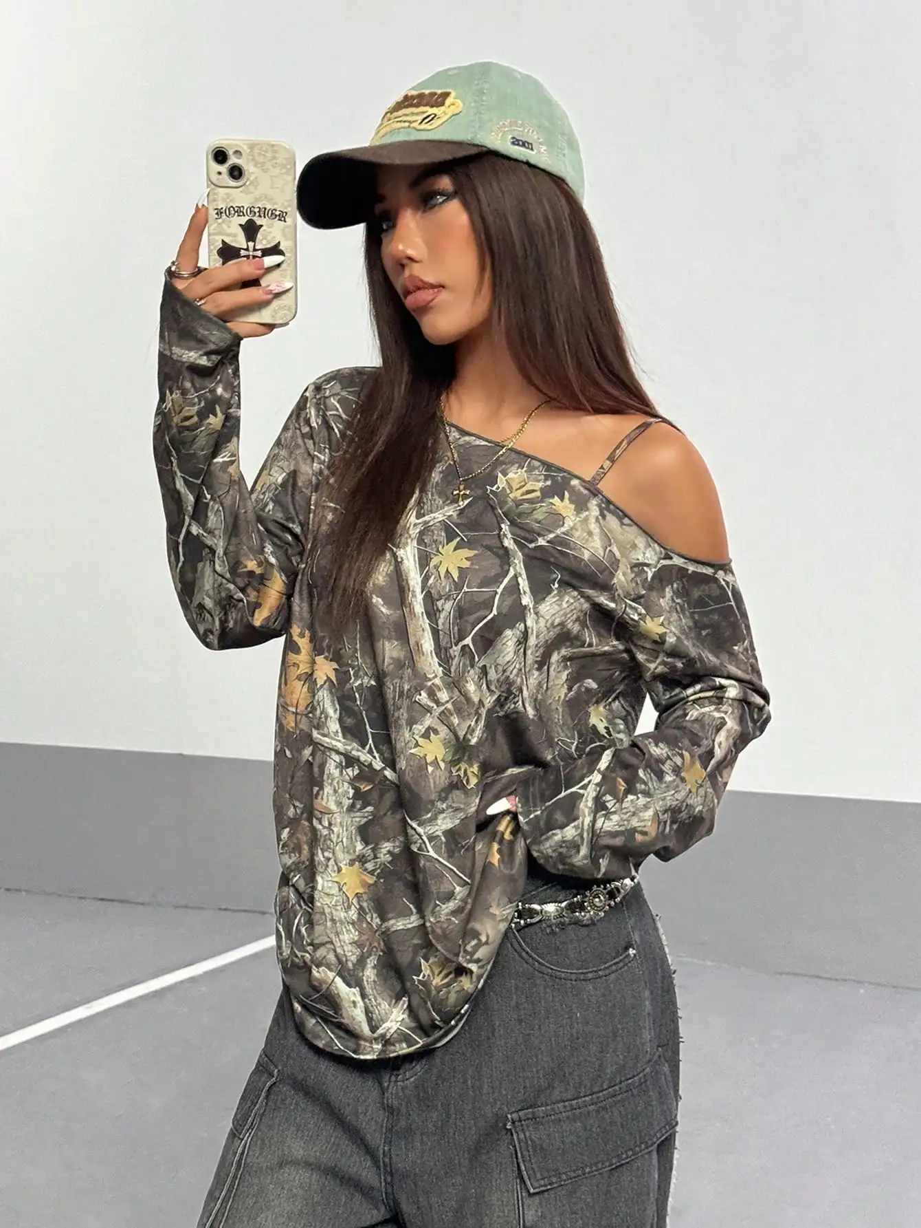 

Women's Streetwear Camo Print Off-Shoulder Long Sleeve Top for Fall, Autumn Leaf Pattern, Casual & Trendy