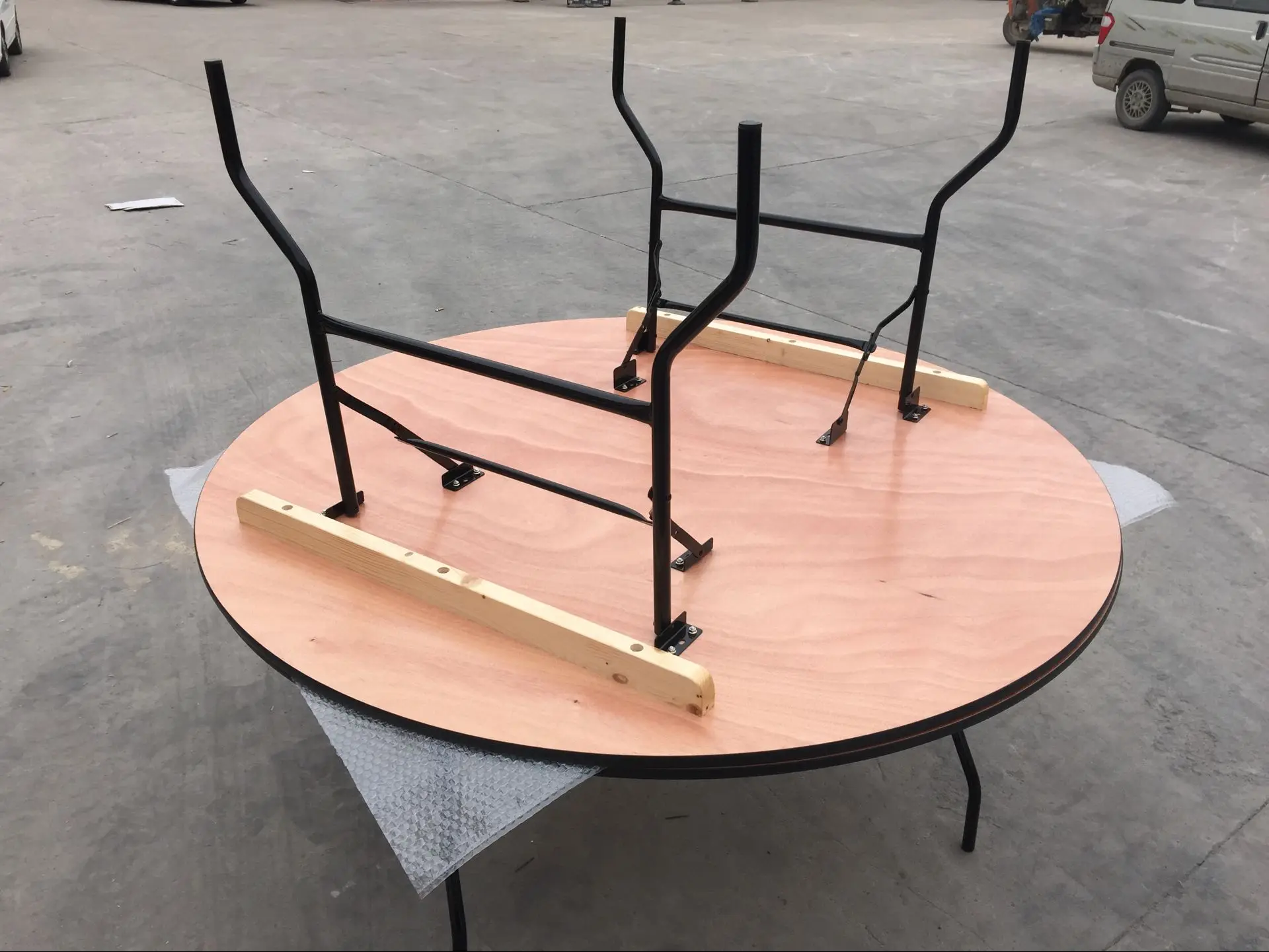 Wholesale Cheap Space Saving 60''  Round Wood Folding Garden Banquet Dinning Table for Wedding Party