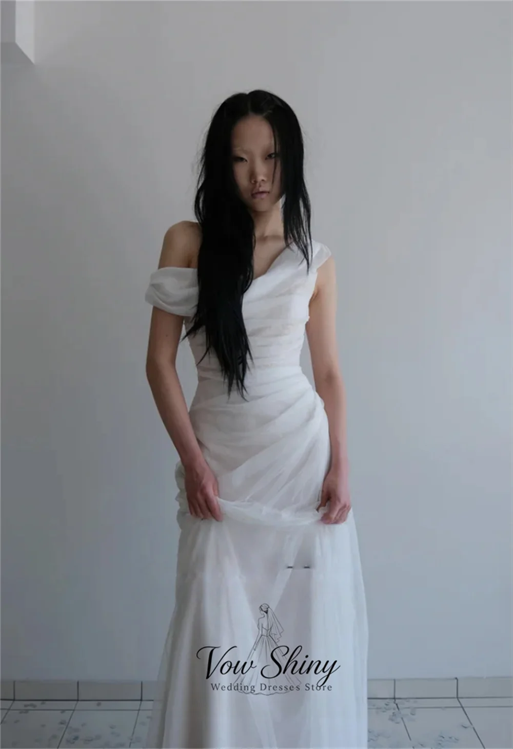 abito-da-sposa-coreano-in-tulle-semplice-e-scintillante-con-spalla-singola-abito-da-sposa-a-sirena-per-servizi-fotografici-abito-da-sposa-personalizzato-per-matrimoni-intimi-all'aperto