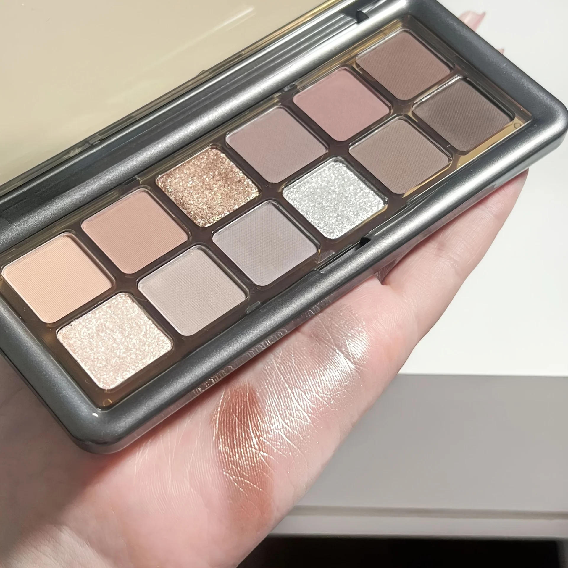 Palette di ombretti Phantom Bear a 12 tonalità: finiture naturali e scintillanti, tonalità marrone terroso e rosa