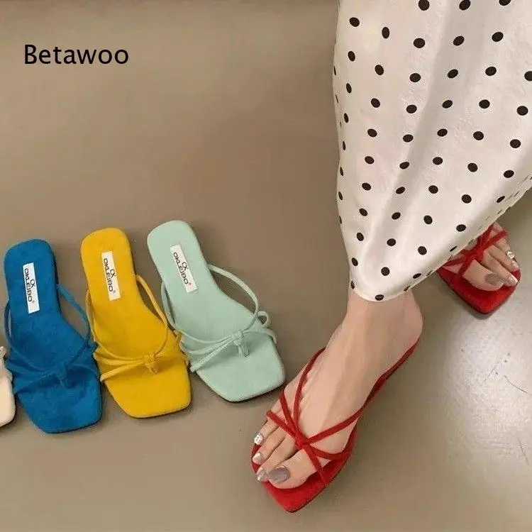 Sencillas y hermosas sandalias de playa de suela suave para mujer, con separador de dedos, fáciles de poner, zapatillas casuales para vacaciones de verano.