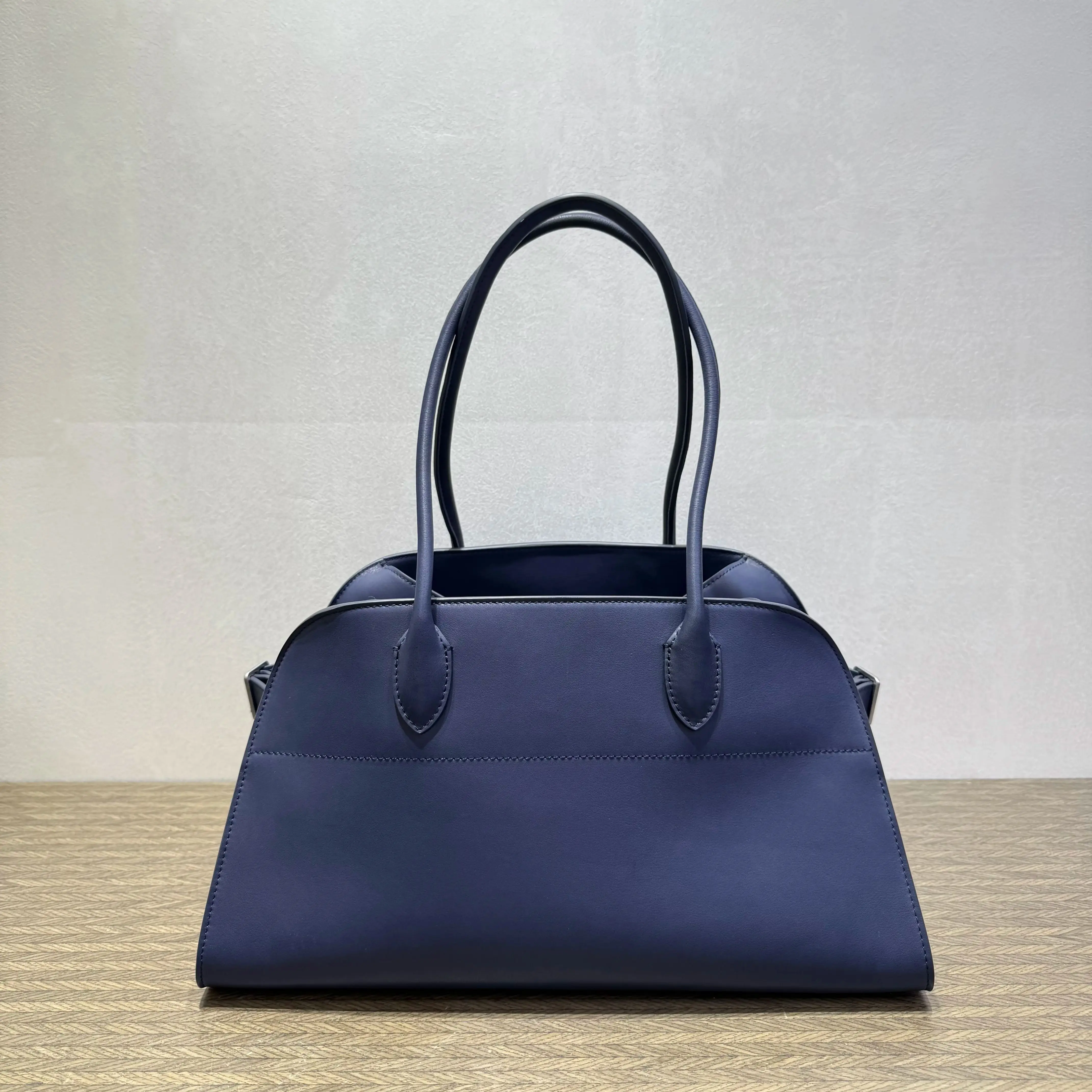 

Новая женская кожаная сумка с гладкой поверхностью, незаменимая для поездок на работу, с металлической фурнитурой, сумка через плечо.