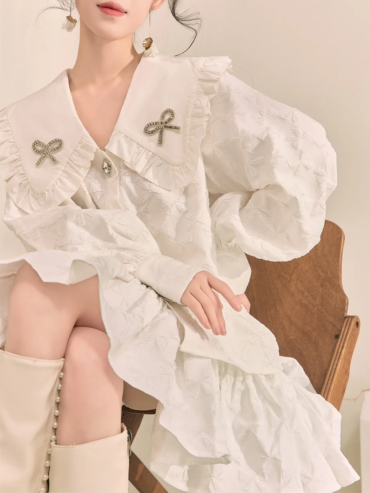 

Красивый комплект Flowing Era, белый кукольный воротник, вышитая пышная юбка с узлом, комплект из двух предметов, модный женский комплект...