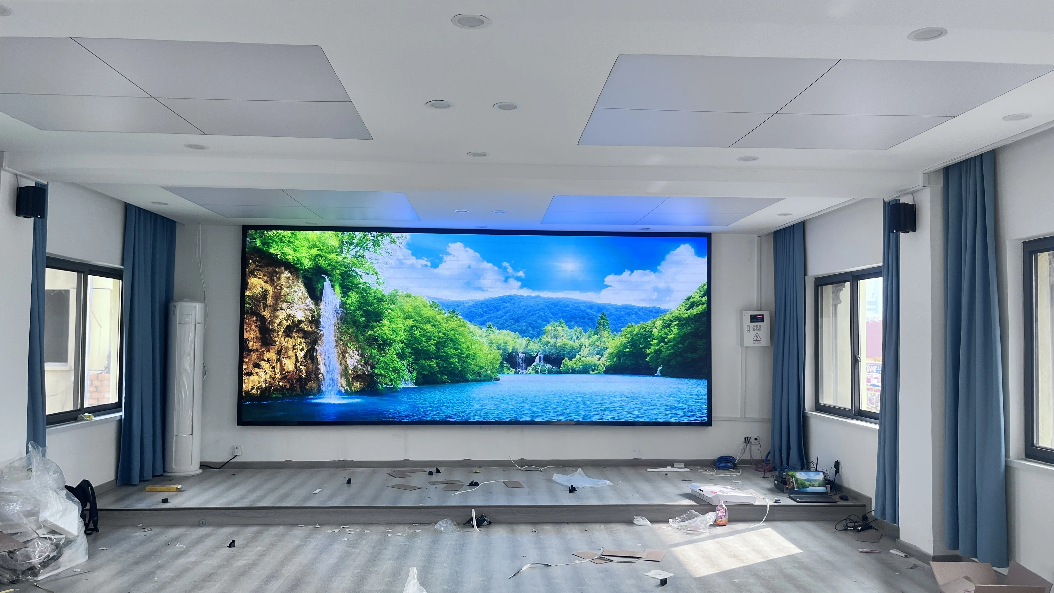 P1.25 P1.56 P1.95 Fine Pitch Indoor LED Display Wall 4K Resolution For Stage Rental Shopping Mall Luxury Brand Promotion