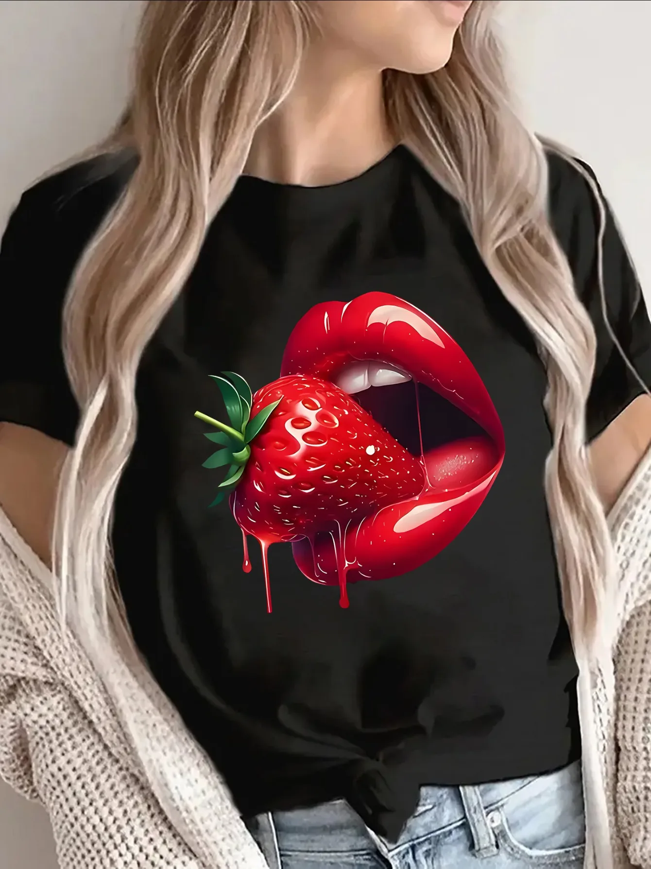 

Женская черная футболка с клубничными губами, повседневный топ с круглым вырезом и рукавами, удобная посадка для наряда, домашняя эстетичная одежда