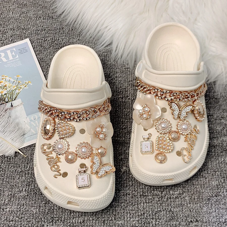 Popular in Europe and America, 20/22-Piece Clog Shoe Accessories, Crown Letter Tags, Small Chanel-Style Sets, and Other Suitable Clog Shoe Decoration Accessories, Which Can Be Used as Gifts
