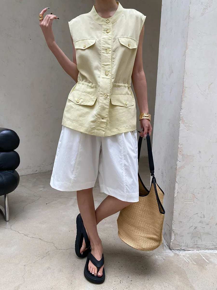 Sommerliche Damen-Weste in unifarbenem Design mit Stehkragen, Kordelzug an der Taille und schlankmachendem, ärmellosem Design. – Detail 13