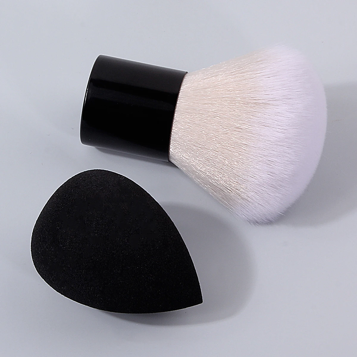قطعتان من فرشاة فطر كابوكي ذات الرأس الدائري الكبيرة وفرشاة تنظيف طلاء الأظافر الإسفنجية الكبيرة وأدوات فرشاة إزالة الغبار