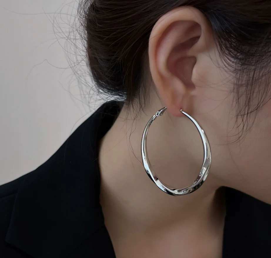 Advanced Silver Twisted Plain Ring Earrings for Women's New Unique and Beautiful Earrings with Light Luxury Charm Earrings