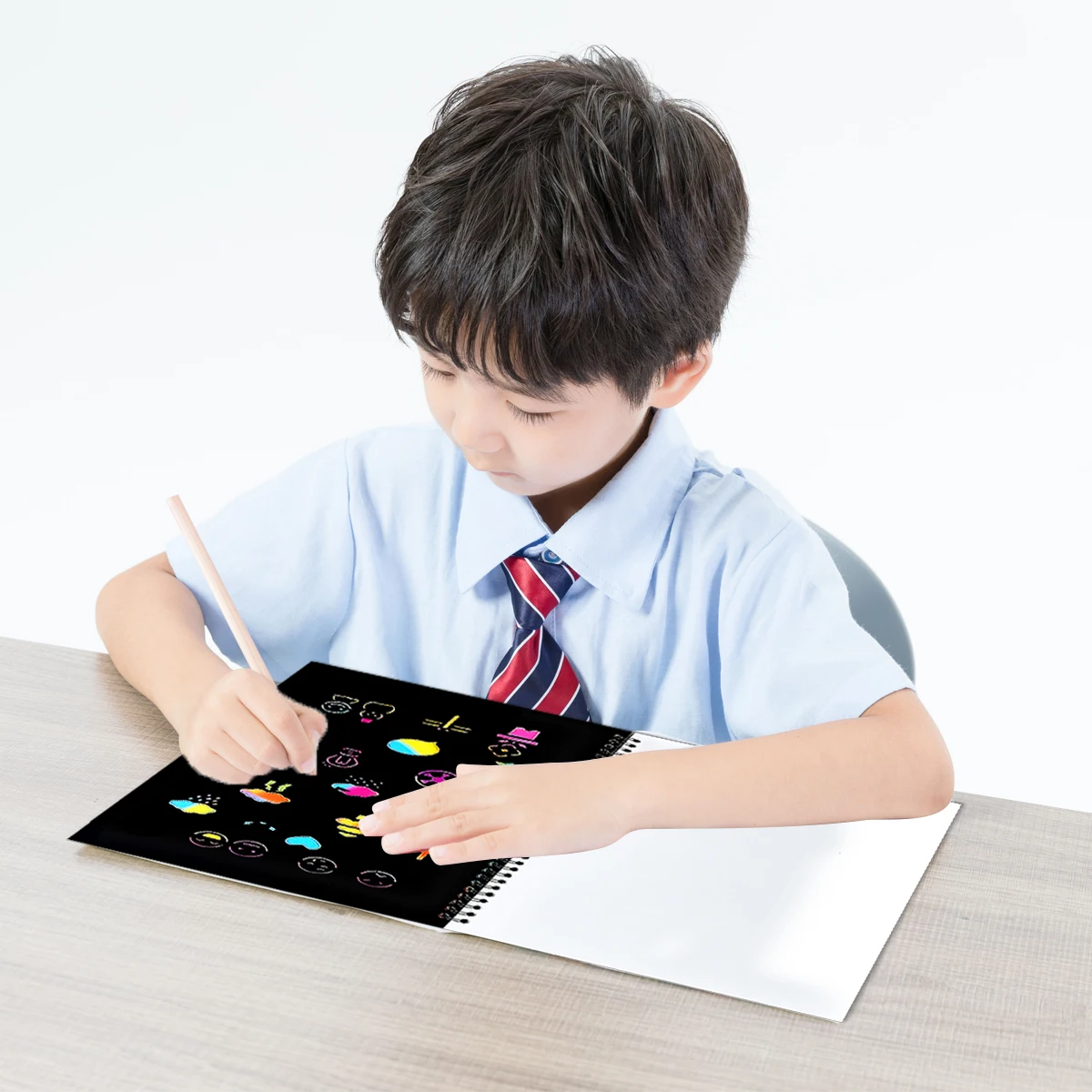 تعمل الهدايا الورقية على الجدران على تحسين خيال الدماغ، وتمارين التنسيق بين عين اليد للأطفال وقدرات إدراك الألوان. #6