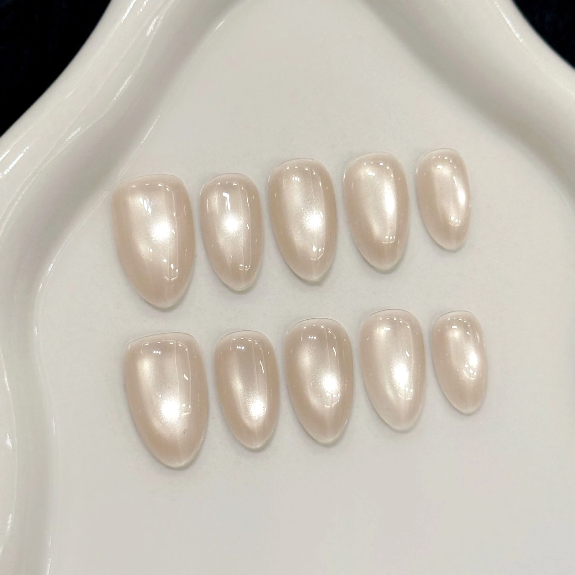 

Solid Color Cat Eye 10pcs Fake Nails Short Almond Handmade Press on Nail Art Wearable Detachable Artificial Full Cover Nail Tips