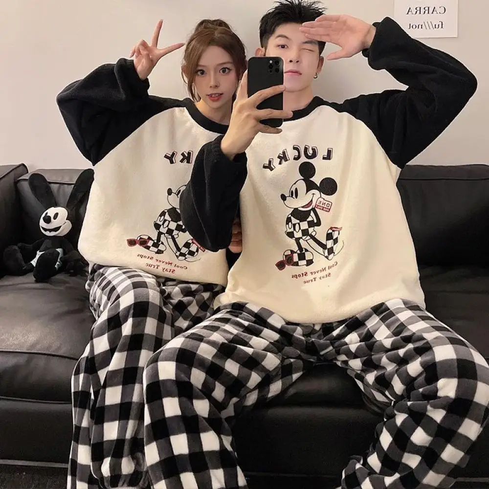 Pijama de felpa para hombre y mujer, diseño de Mickey Mouse de Disney, 2 piezas, conjunto de pijama de dibujos animados para parejas, tejido de franela grueso, corte holgado, ropa de dormir adorable para el hogar.