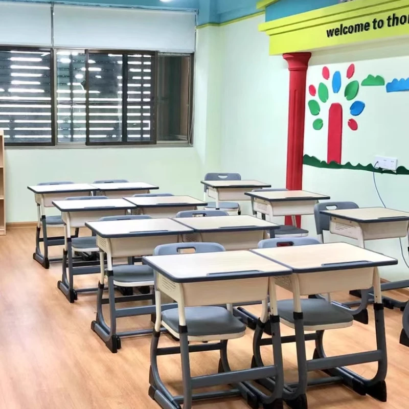 Desks and chairs are enlarged and thickened, and primary and secondary school students learn table training