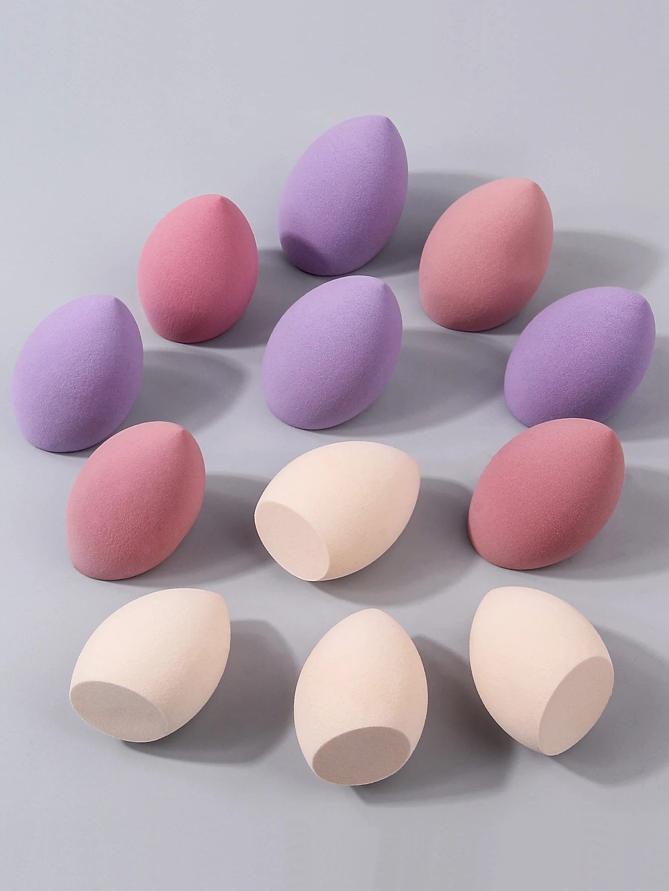 12개의 습식 및 건식 메이크업 스펀지는 부드럽고 가볍고 손에 쥐기 쉽습니다. 젖으면 크고 휴대성이 좋습니다.
