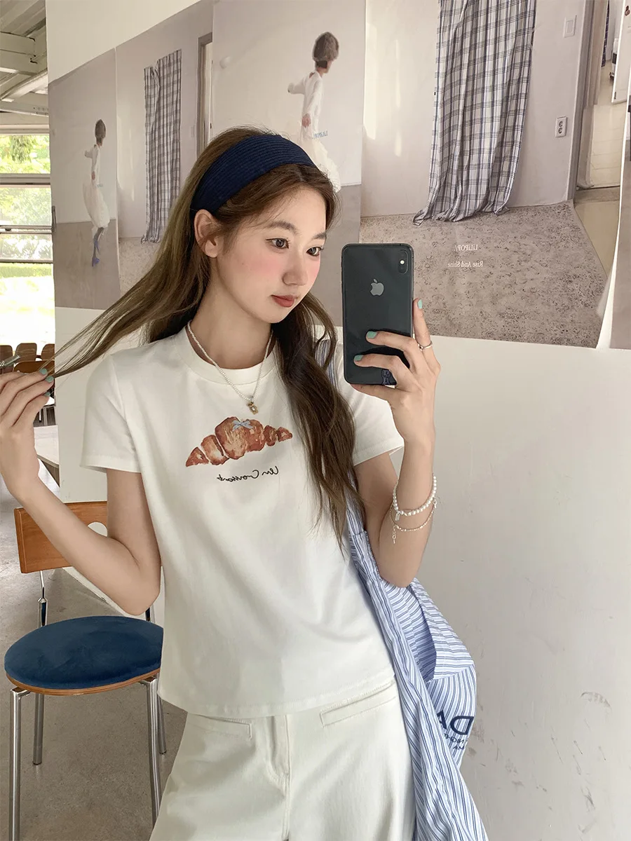 Novedad de verano, camiseta blanca de manga corta con cuello redondo y diseño de hombros descubiertos para mujer, Top ajustado con estampado de pan de estilo coreano