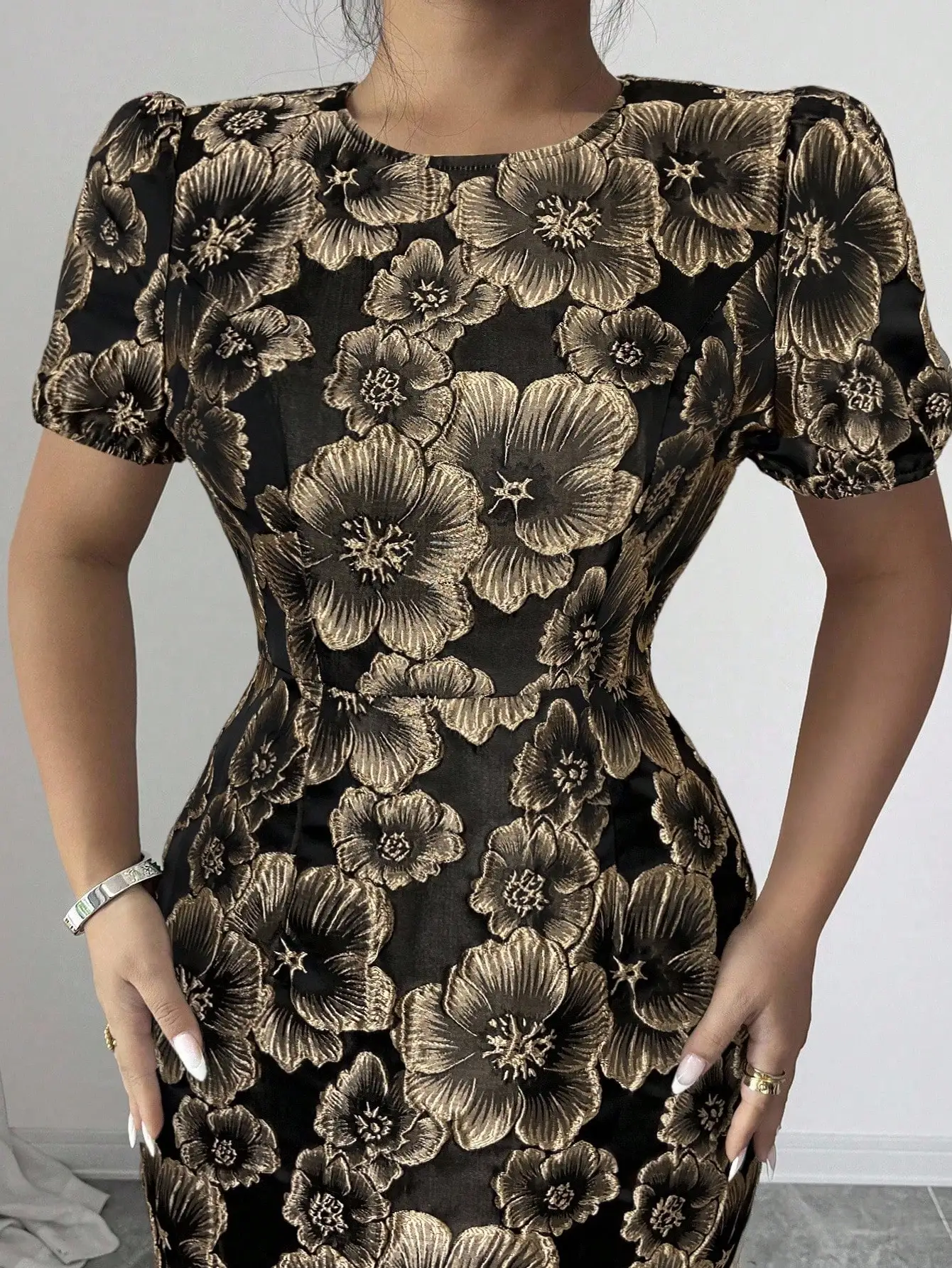 

Элегантное платье-русалка с цветочной вышивкой, короткими рукавами и приталенной талией