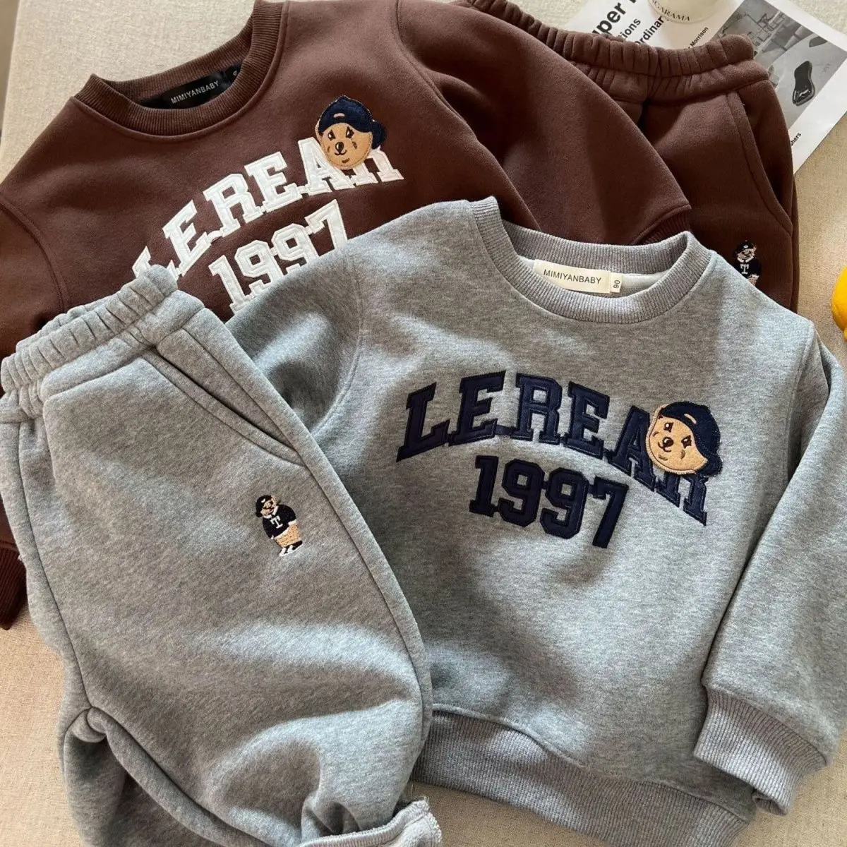 2026 Neuer Koreanischer Fleece-Trainingsanzug, Winter Verdickter Buchstaben-Pullover & Bären-Jogginghose 2-teiliges Set für Jungen und Mädchen – Detail 3