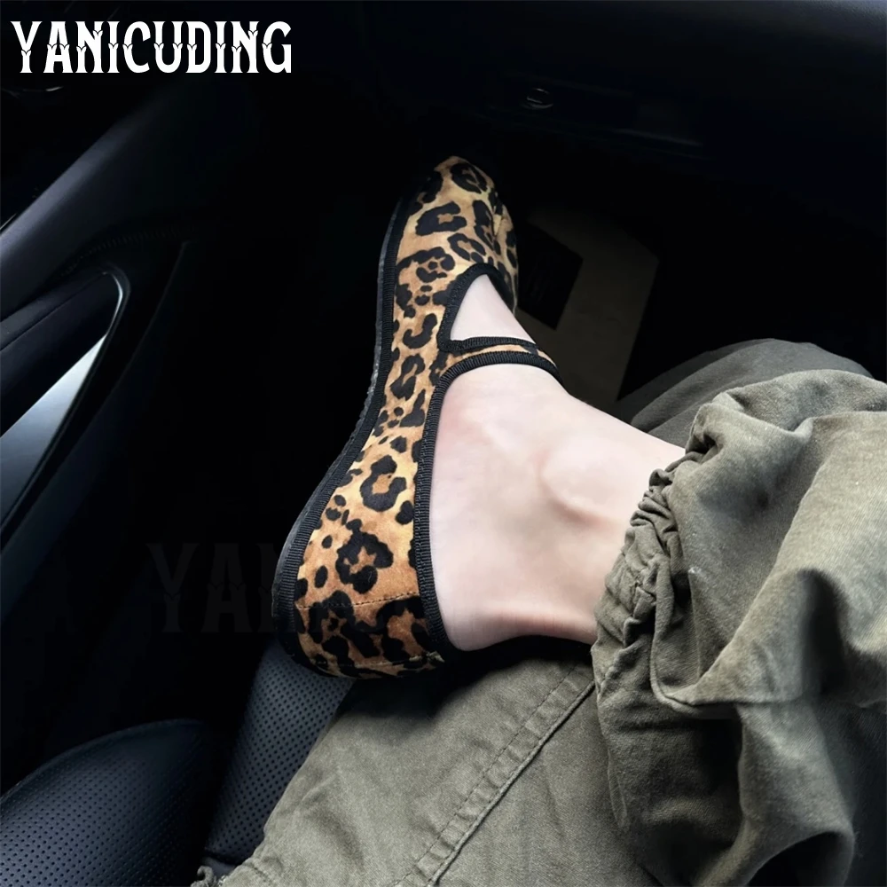 Leopard Print Tabi Flat Shoes for Women Novel Design Fashion Shoes Front Buckle Comfortable Daily Shoes Latest Design for Women