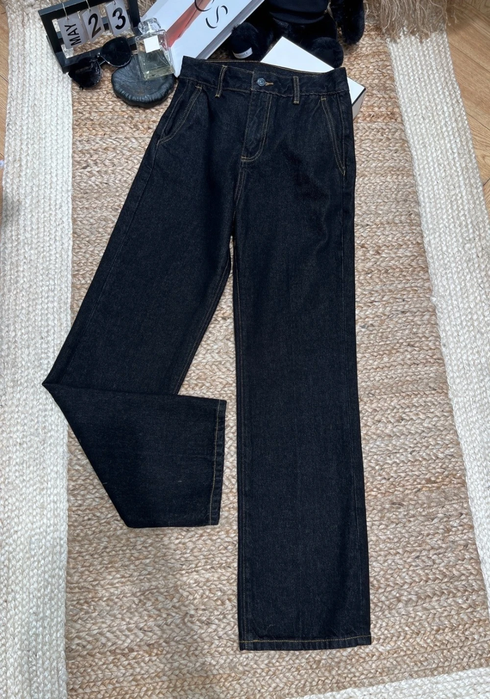 New Minimalist Design High-waisted Slimming Black Straight Leg Jeans for Women
