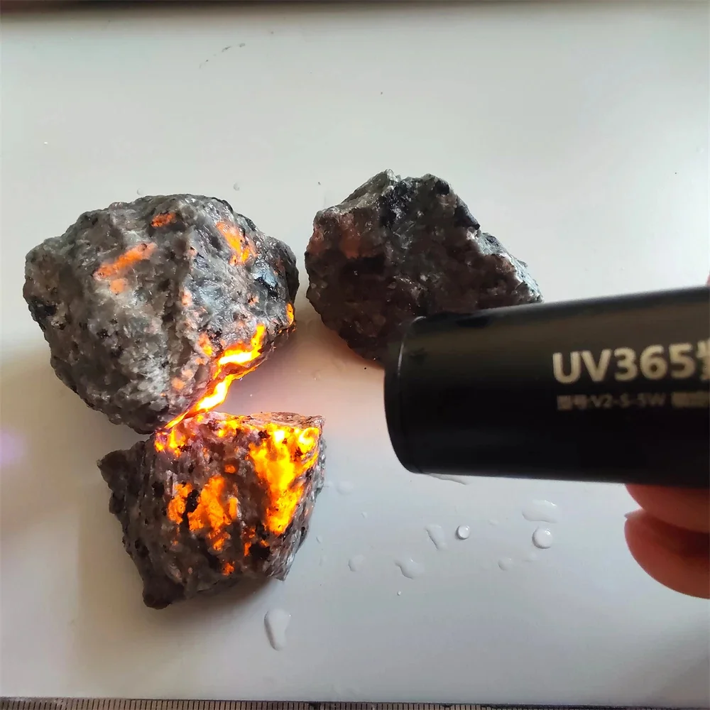 Natural Yooperlites Flame Syenite Stone Decor Stone Fluorescent Sodalite Mineral Rough Crystal Long-wave UV Collection Specimens