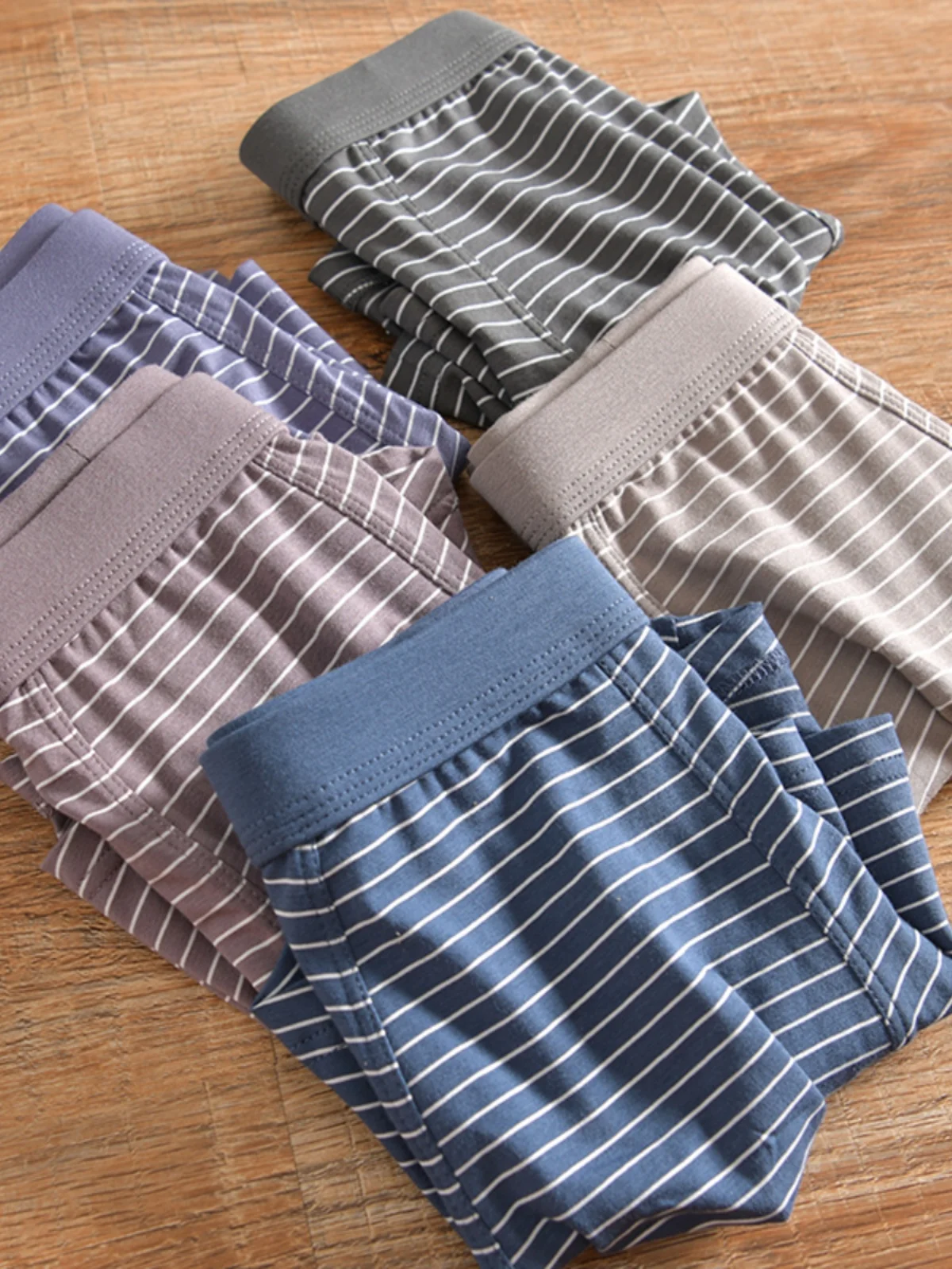 High Elastic Breathable Stripe Pattern Sweat Absorbent Briefs Men's mid Waist Cotton Underwear Simple Design Youth Suitable