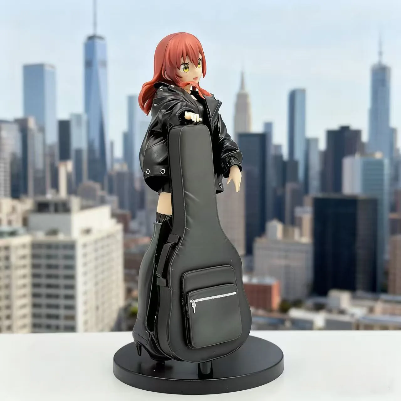 Стоящая фигурка, одинокая рок-гитара, двумерная красивая девушка, анимация, игровая модель, орнамент