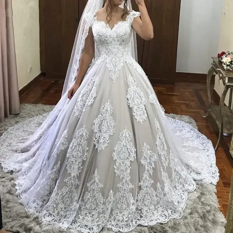 فساتين زفاف أنيقة مخصصة بأكمام قصيرة من الدانتيل فساتين زفاف سويب تراين بالإضافة إلى حجم فساتين الزفاف رداء De Mariée #2