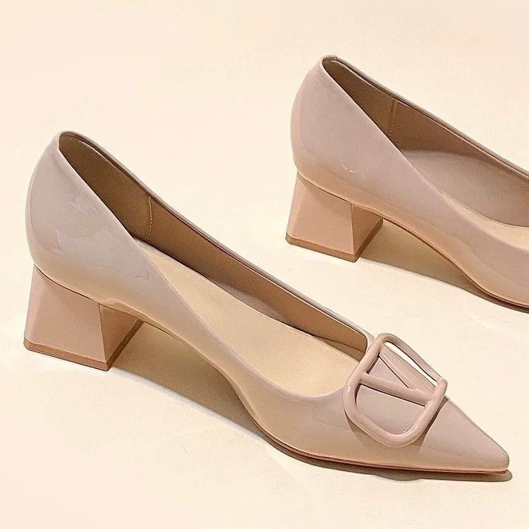 Los últimos tacones altos elegantes para mujer con puntera puntiaguda y zapatos de diseño único