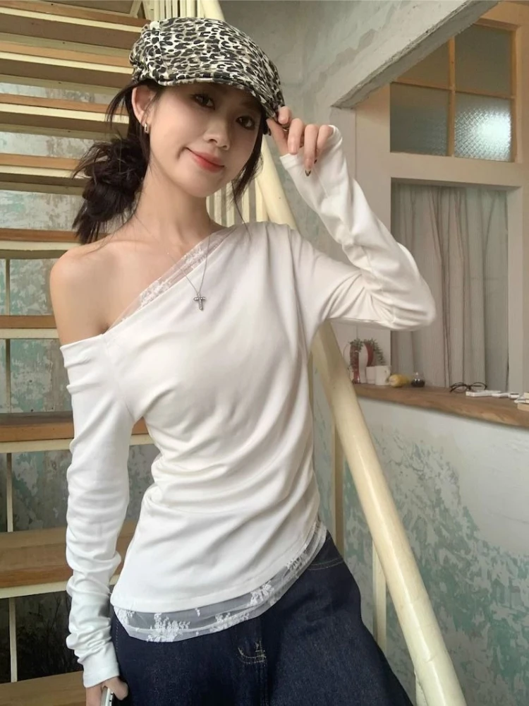 

Новая женская футболка с длинным рукавом в корейском стиле, с открытыми плечами, из мягкого дралона, с кружевной отделкой, облегающая, стройнящая, для осени и зимы