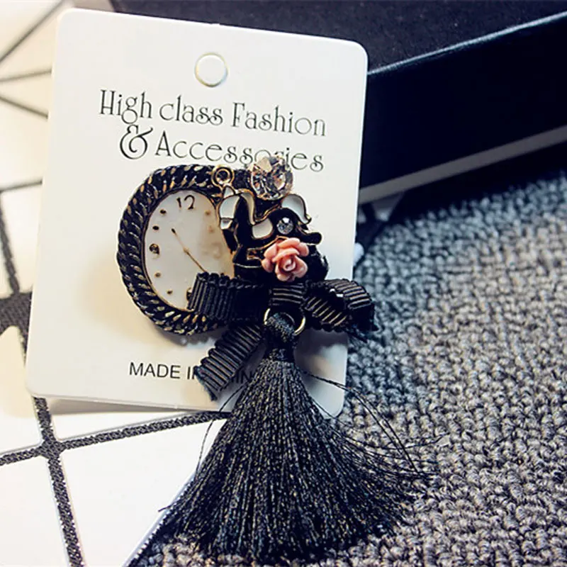 Luxury Rabbit Crown Fur Charm Simulated Pearl Brooch Pins Women Fringe Flower Ball Pearl Pendant Tassel Letter 5 Winter Brooches