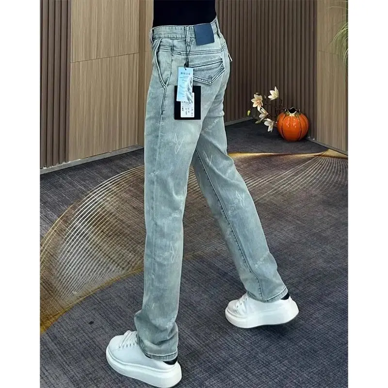 Originele herfstkleding jeans heren 2025, merk met lettergedrukte casual broek, merk lichte luxe elastische slanke rechte broek