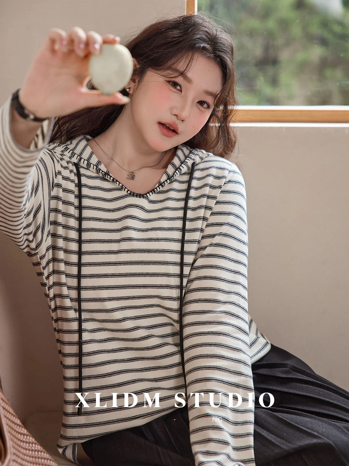 

Женская футболка большого размера с капюшоном, V-образным вырезом, длинными рукавами, в полоску, свободного кроя, весенняя новинка, с боковыми разрезами, повседневная одежда