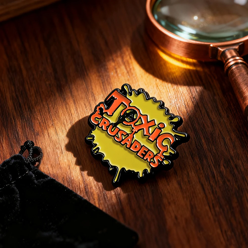 Klassische animierte Brosche mit dem Logo der Toxic Crusaders, kreatives, kreisförmiges Abzeichen mit Explosionsmotiv, Anime-Accessoire, Emaille-Anstecknadel, Taschen-Dekoration, Geschenk. – Detail 5