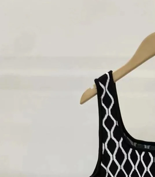 女性ニット U ネックドレスノースリーブセクシーな背中の開いたパーティーミニドレス