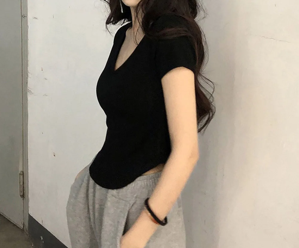 Camisetas de manga corta con cuello en V para mujer, Top Sexy blanco y negro, Camiseta básica Y2K, ropa de estilo coreano para mujer 2024