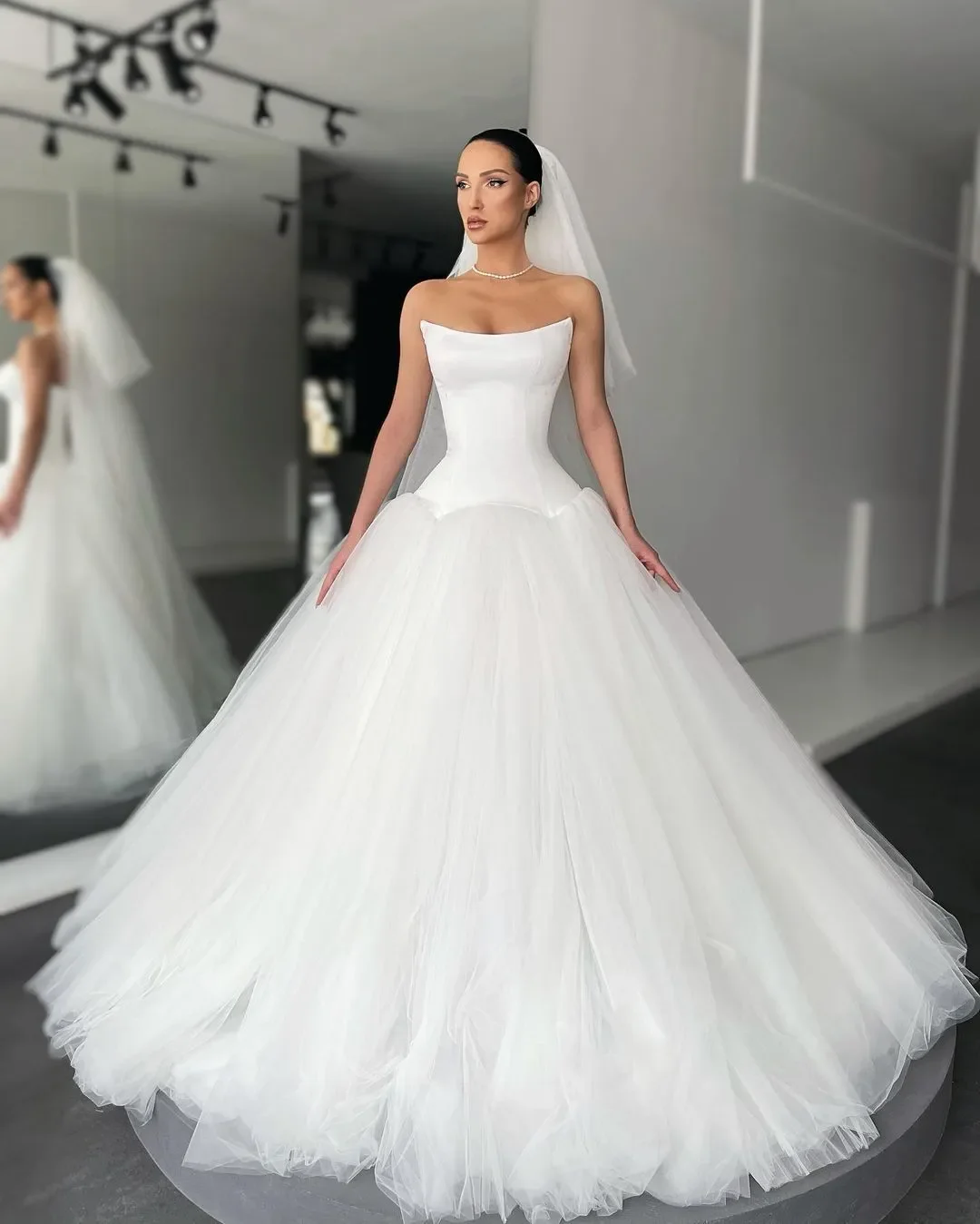 Simple Strapless A-line Wedding Dress Sheer Satin Bidal Gown Backless Modern Designer Bridal Gown Customization