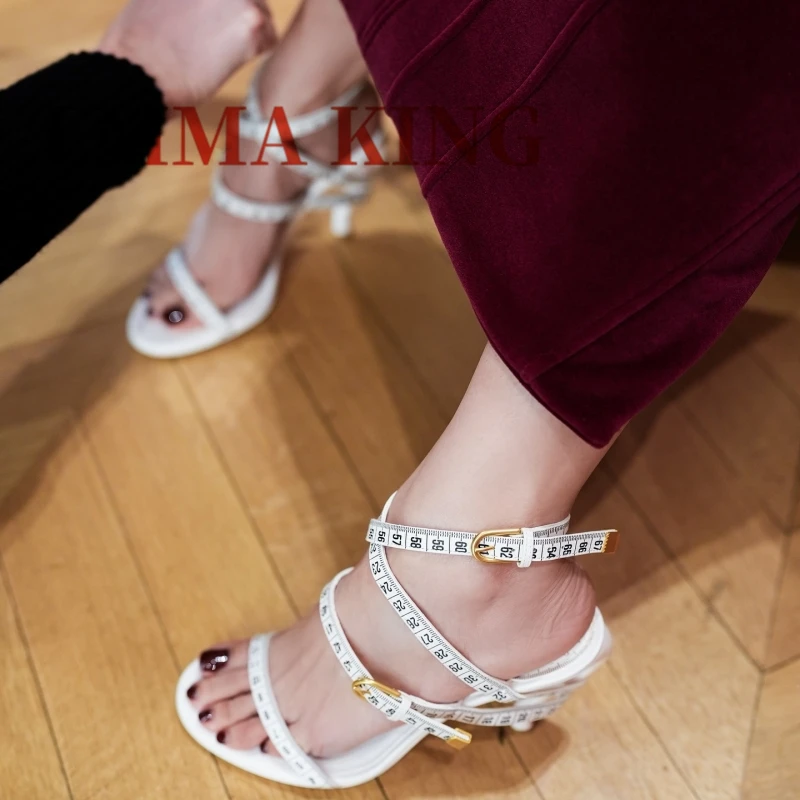 عبر حزام أشرطة القياس الصنادل النسائية المفتوحة تو كعب غريب الصنادل النسائية الفاخرة تصميم الصنادل أحذية الحفلات 35-42