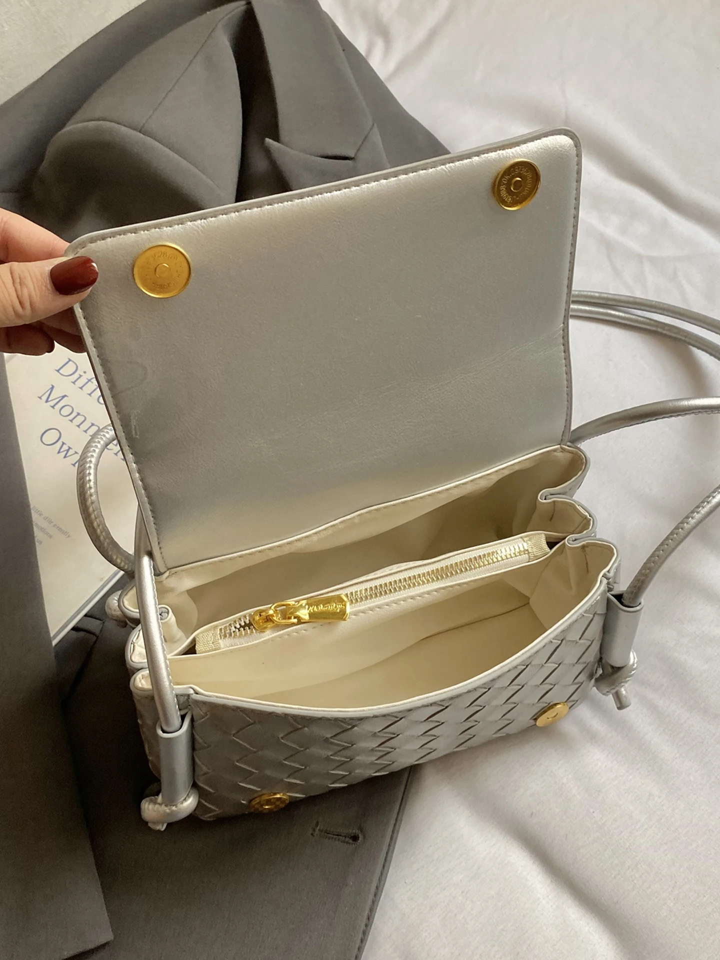 silver-woven-pattern-small-square-bag-2026-new-fashion-versatile-bag-with-zipper-layered-design-popular-among-groups