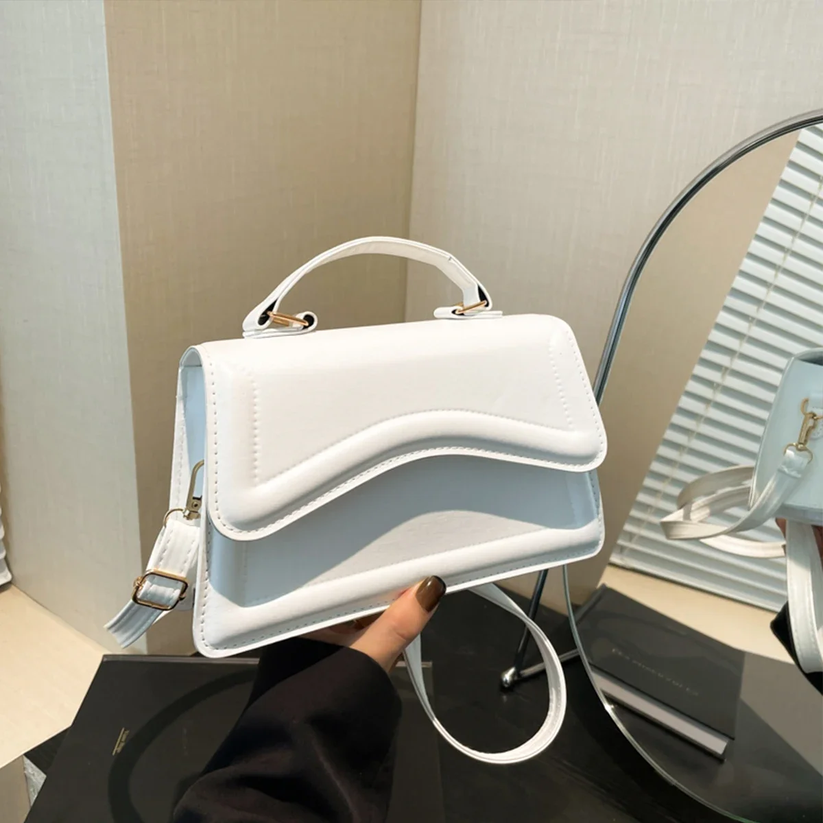 

Detachable Adjustable Strap Stylish Quilted PU Magnetic Flap Handbag Crossbody Bag for Women Daily Commute Casual Shoulder Bag