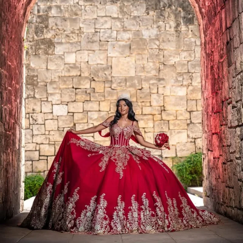 ชุดเดรสงาน Quinceañera สีแดงสด ประดับกลิตเตอร์แบบเปิดไหล่ พร้อมชายกระโปรงยาว ﻿ ปรับแต่ง